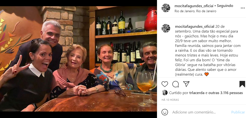 Gloria Menezes curte jantar em família