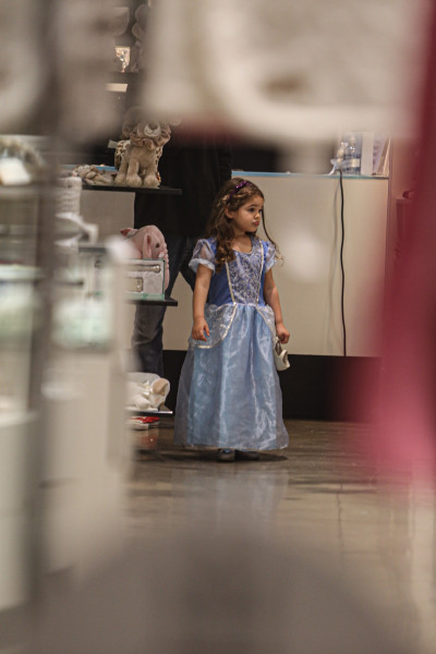 Filha de Débora Nascimento e José Loreto passeia vestida de princesa