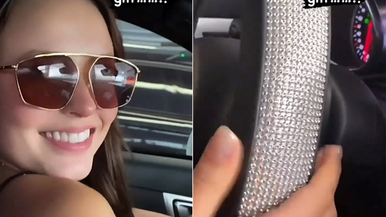 Paloma Duarte mostra capa de cristais no volante do carro de Larissa Manoela
