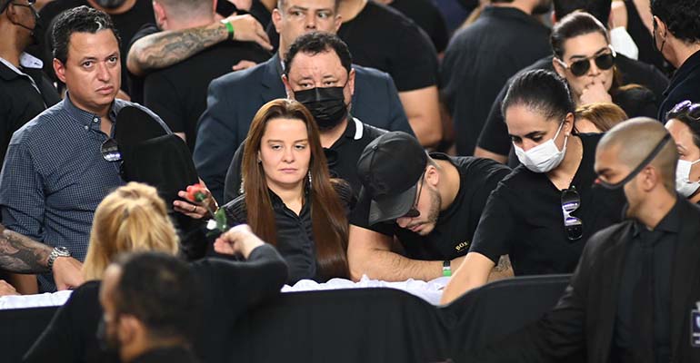Familiares, amigos e fãs se despedem de Cristiano Araújo em Goiânia