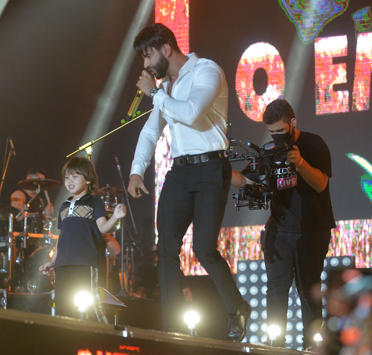 Gusttavo Lima recebe os filhos no palco do seu show