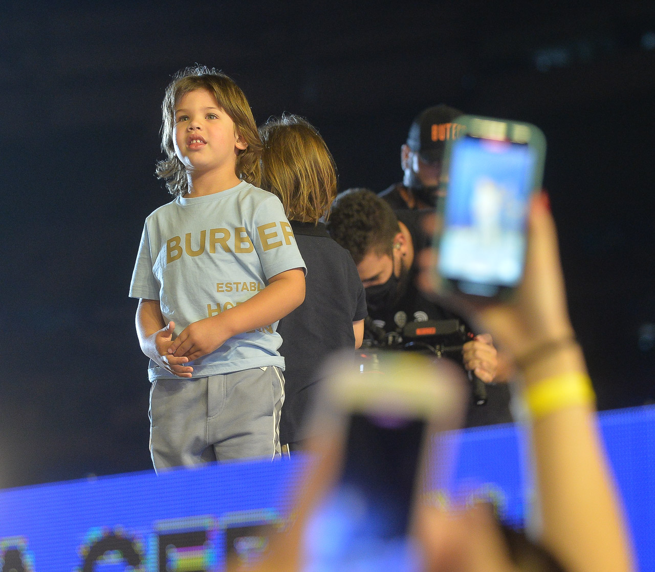 Gusttavo Lima recebe os filhos no palco do seu show