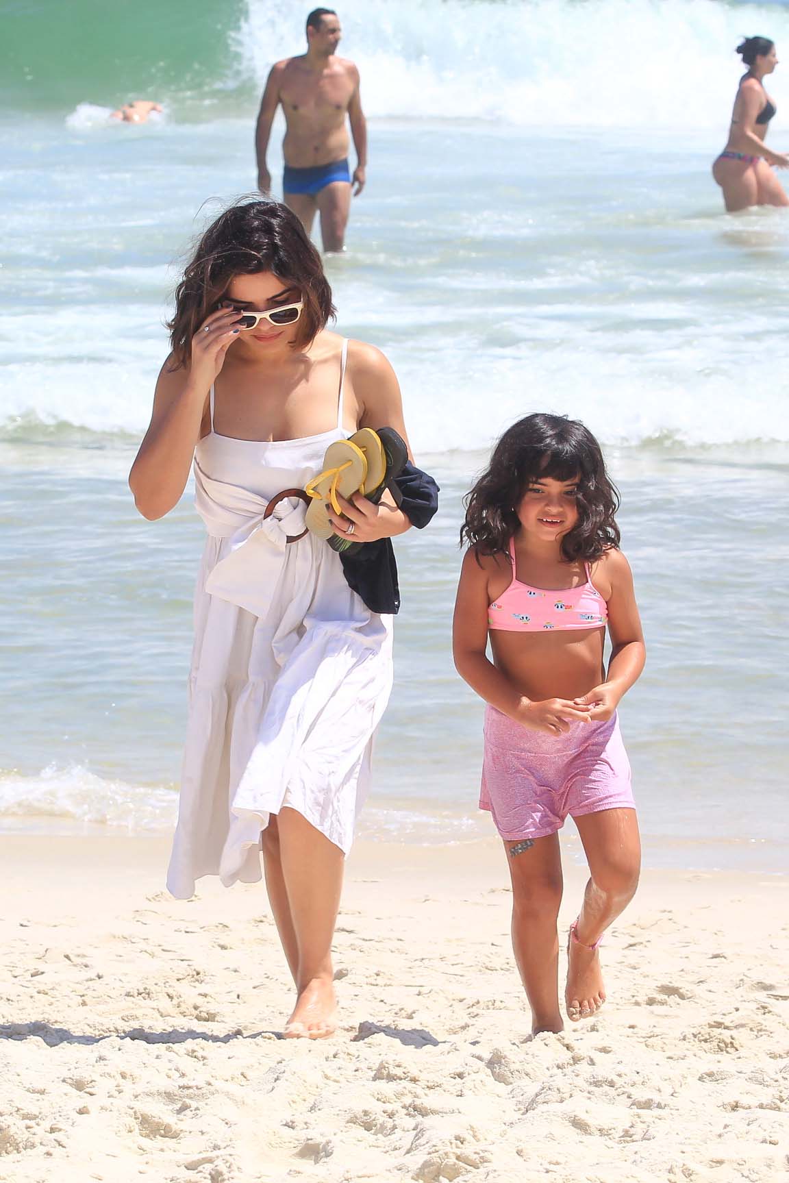 Vanessa Giácomo curte dia na praia com os filhos