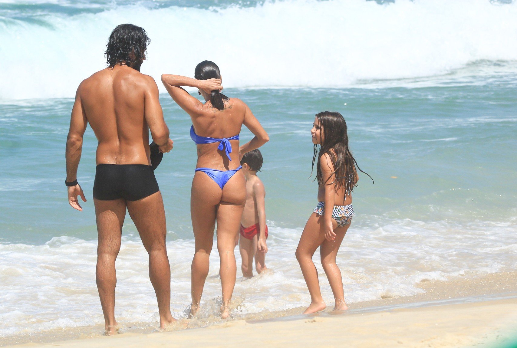 Deborah Secco curte praia em família, com a filha, Maria Flor e o marido, Hugo Moura