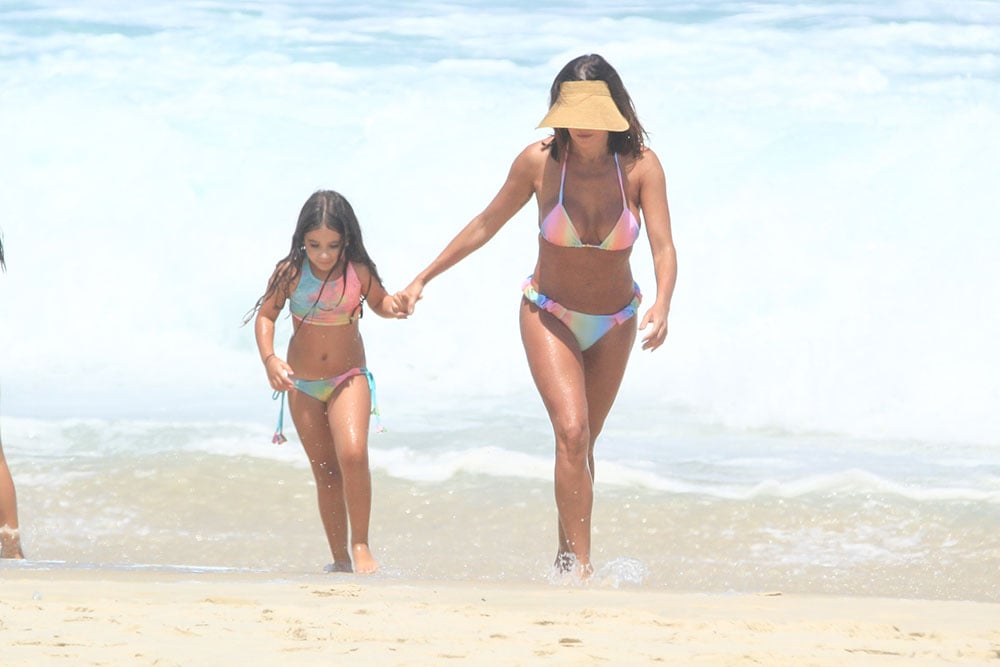 Deborah Secco curte dia na praia com a filha, Maria Flor