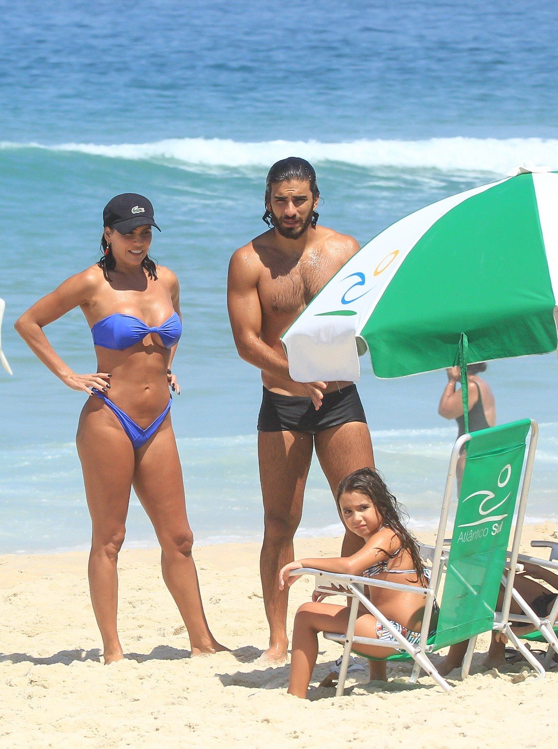 Deborah Secco, Maria Flor e Hugo Moura curtem dia ensolarado na praia