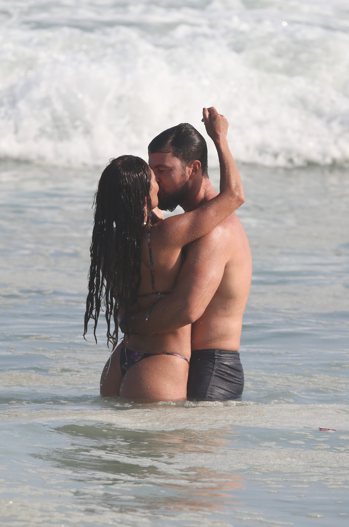 Juliana Paes com o marido na praia