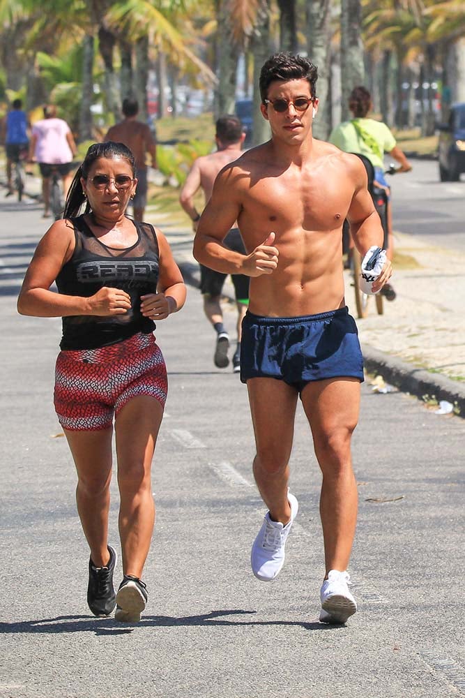 Ricky Tavares corre na praia com a mãe