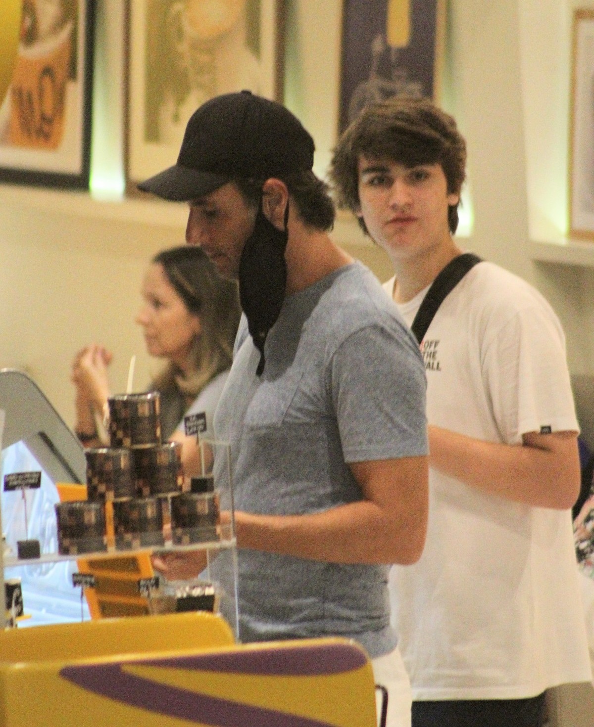 Rodrigo Santoro e Frederico tomam sorvete e curtem passeio no Shopping
