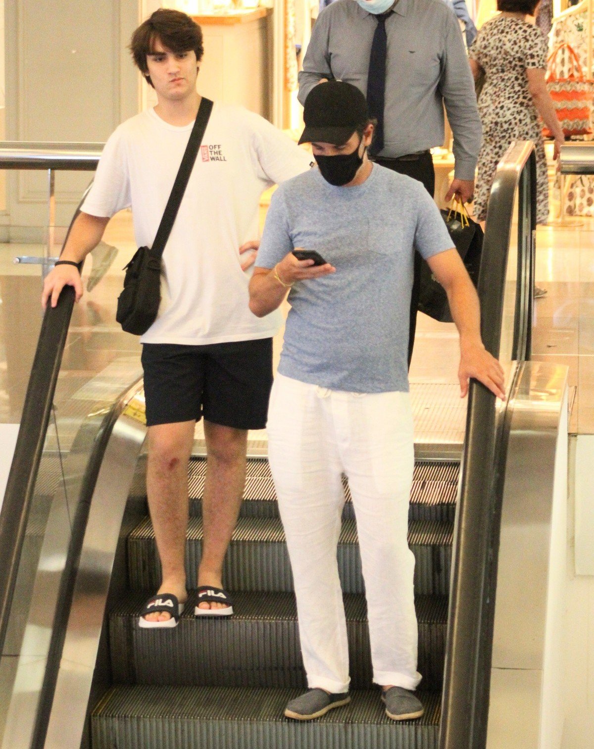 Rodrigo Santoro e o sobrinho, Frederico, passeiam em shopping do Rio