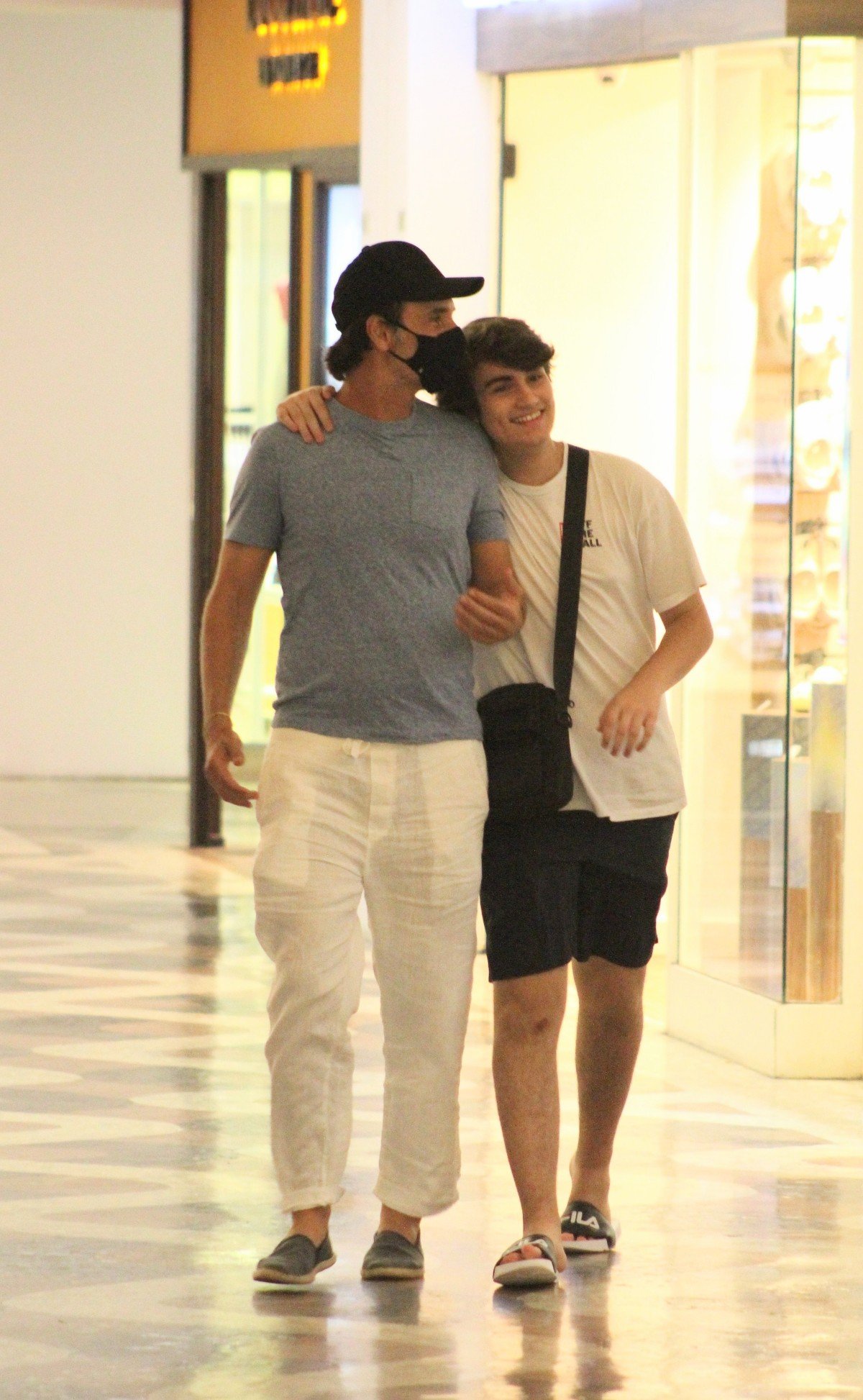 Rodrigo Santoro e Fred passeiam em shopping carioca