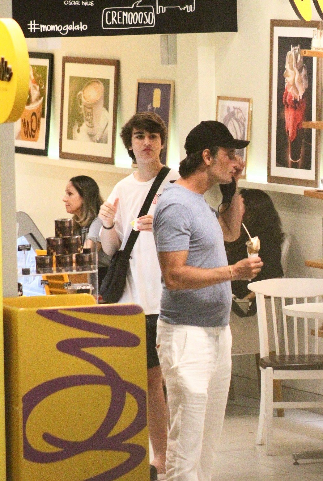 Rodrigo Santoro e Frederico curtem tarde em sorveteria no Shopping