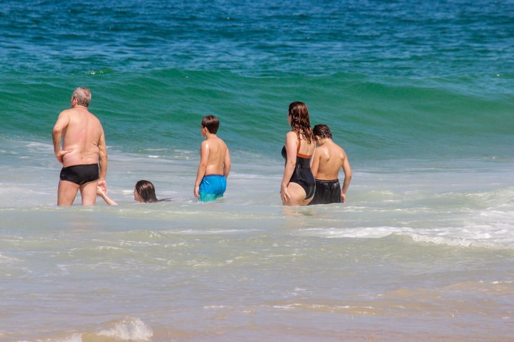 Claudia Abreu curte dia na praia com a família