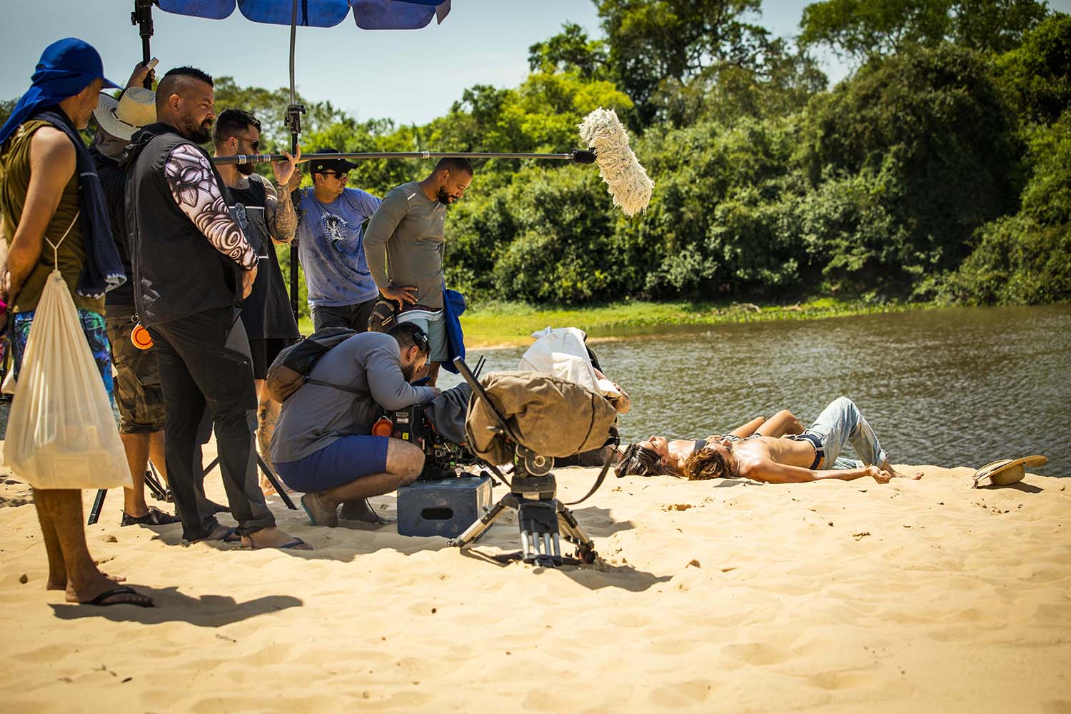 Jove (Jesuíta Barbosa) e Guta (Julia Dalavia) na novela Pantanal