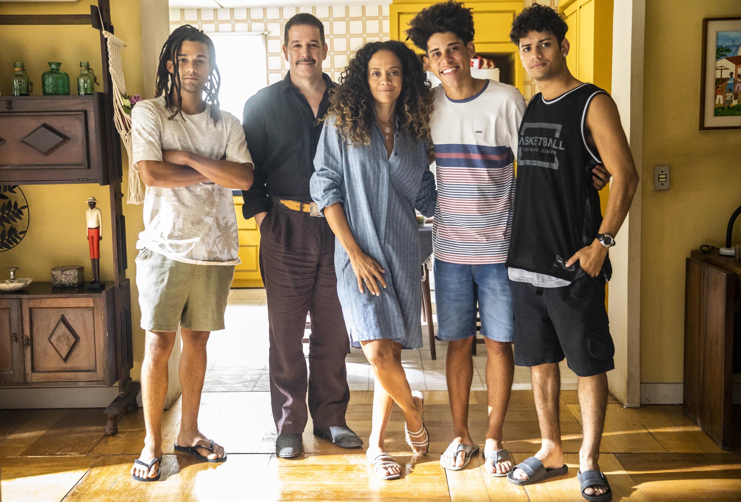 Tenório (Murilo Benício) com suas duas famílias na novela Pantanal