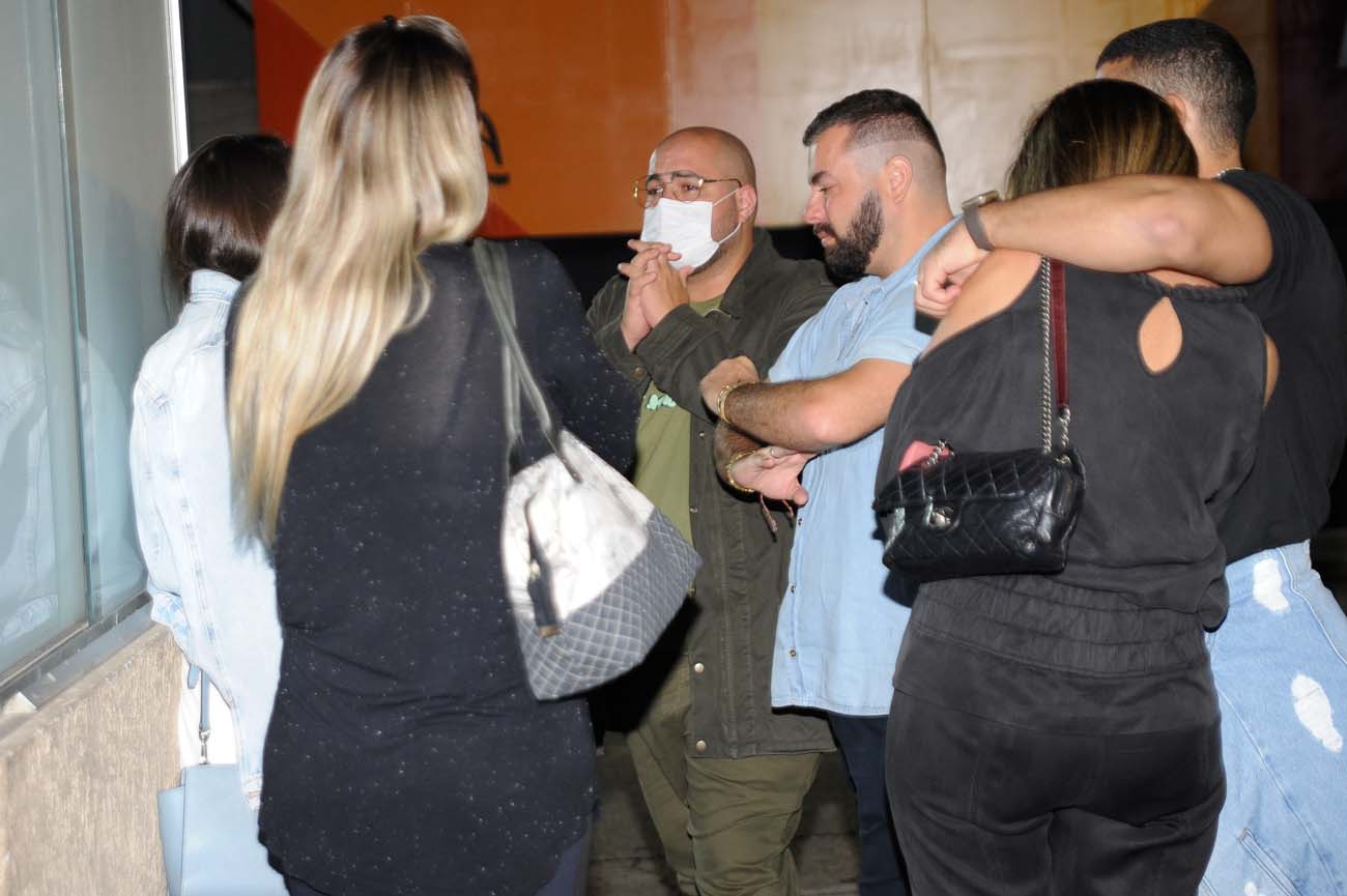 Tiago Abravanel fala com os amigos e familiares de Rodrigo Mussi na porta do hospital
