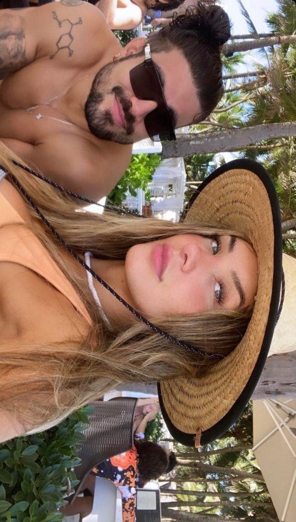 Caio Castro curte dia de praia com nova namorada