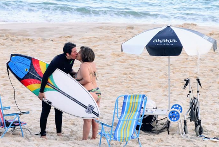 Claudia Rodrigues surge aos beijos com namorada em dia de praia
