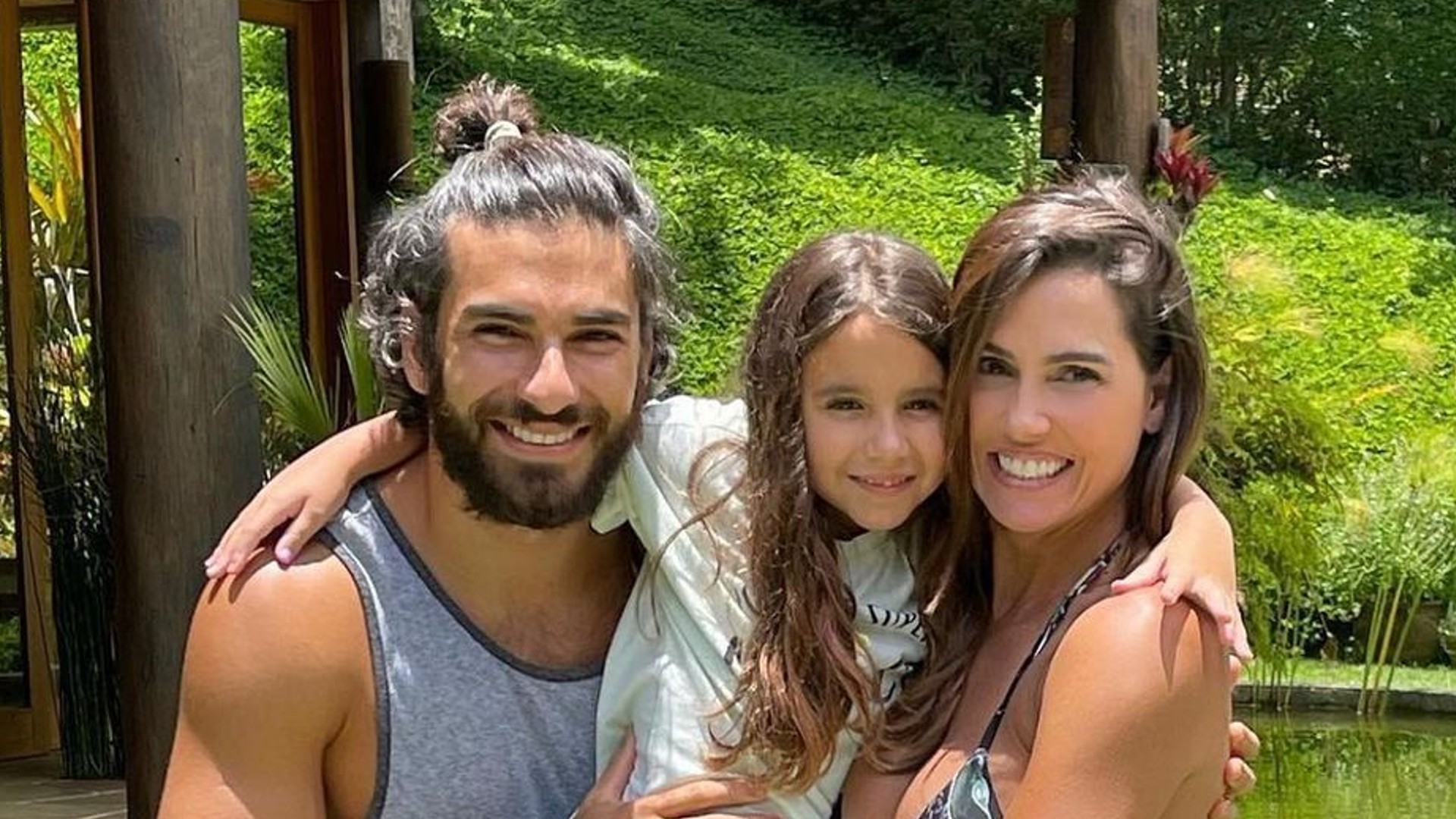 Hugo Moura e Deborah Secco com a filha, Maria Flor