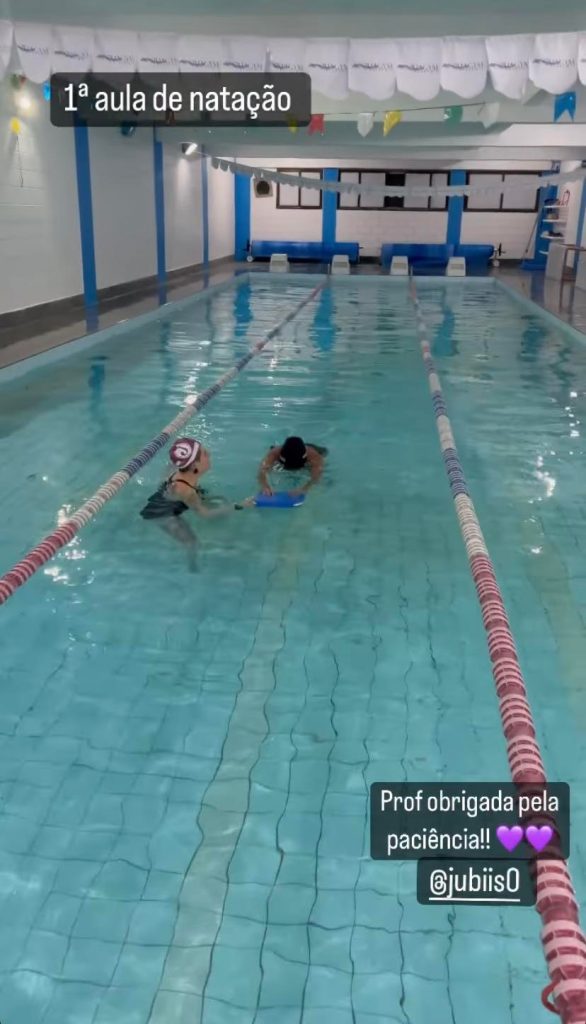 Ex-BBB Jessi surpreende ao mostrar sua primeira aula de natação