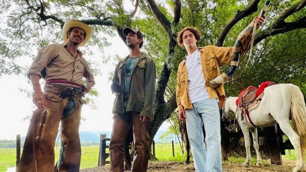 José Loreto, Irandhir Santos e Jesuíta Barbosa nos bastidores da novela 'Pantanal' (Reprodução/Instagram)