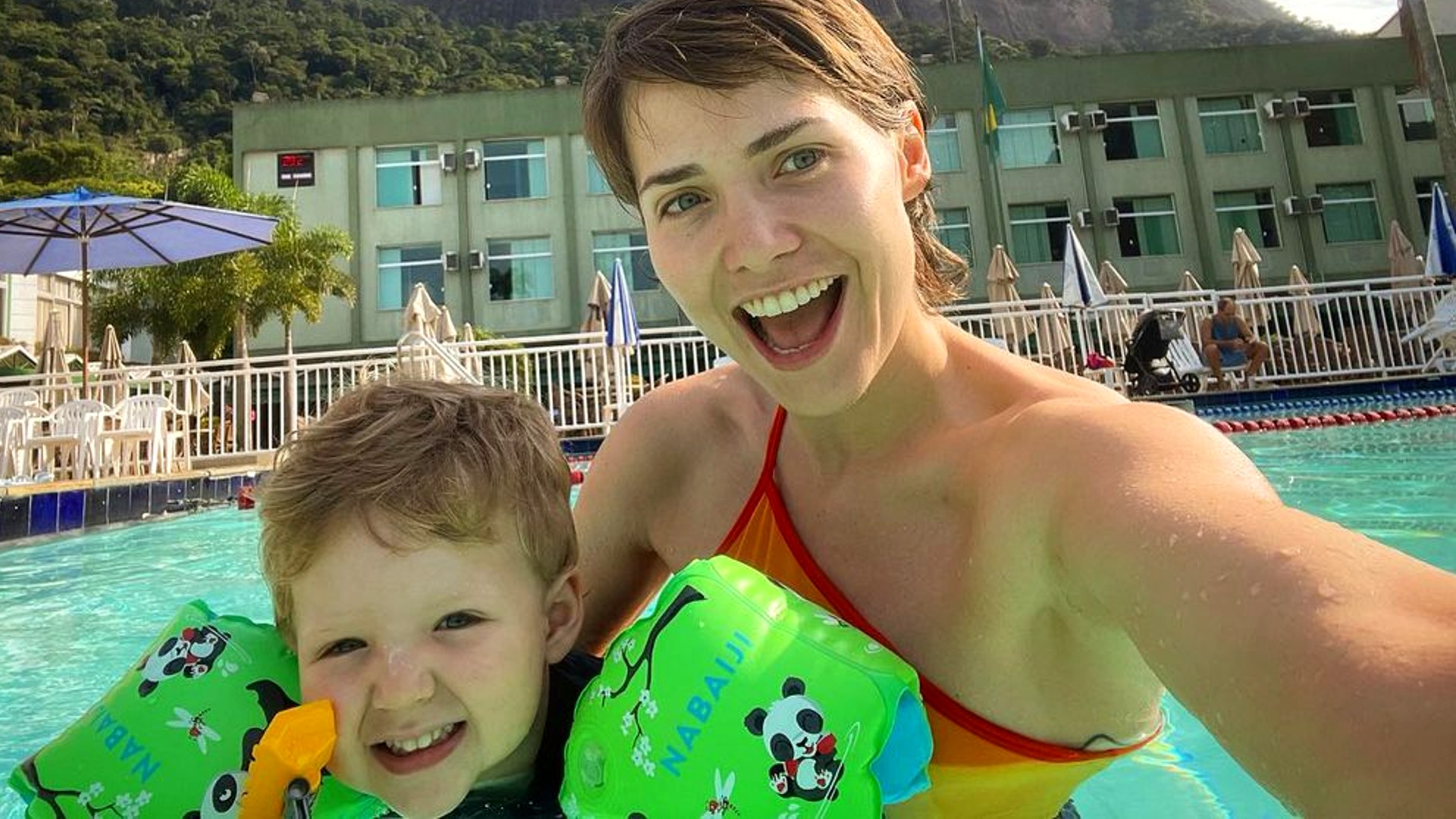 Leticia Colin e o filho, Uri