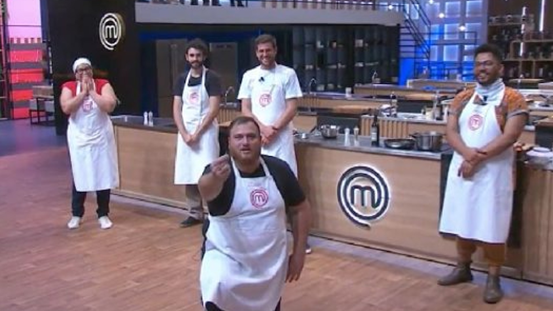 Participante do Masterchef pede a namorada em casamento durante programa