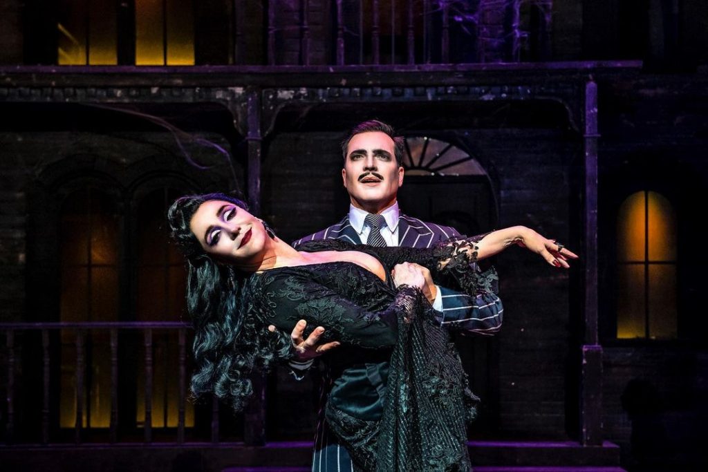 Marisa Orth e Daniel Boaventura em 'A Família Addams'. Foto: Divulgação