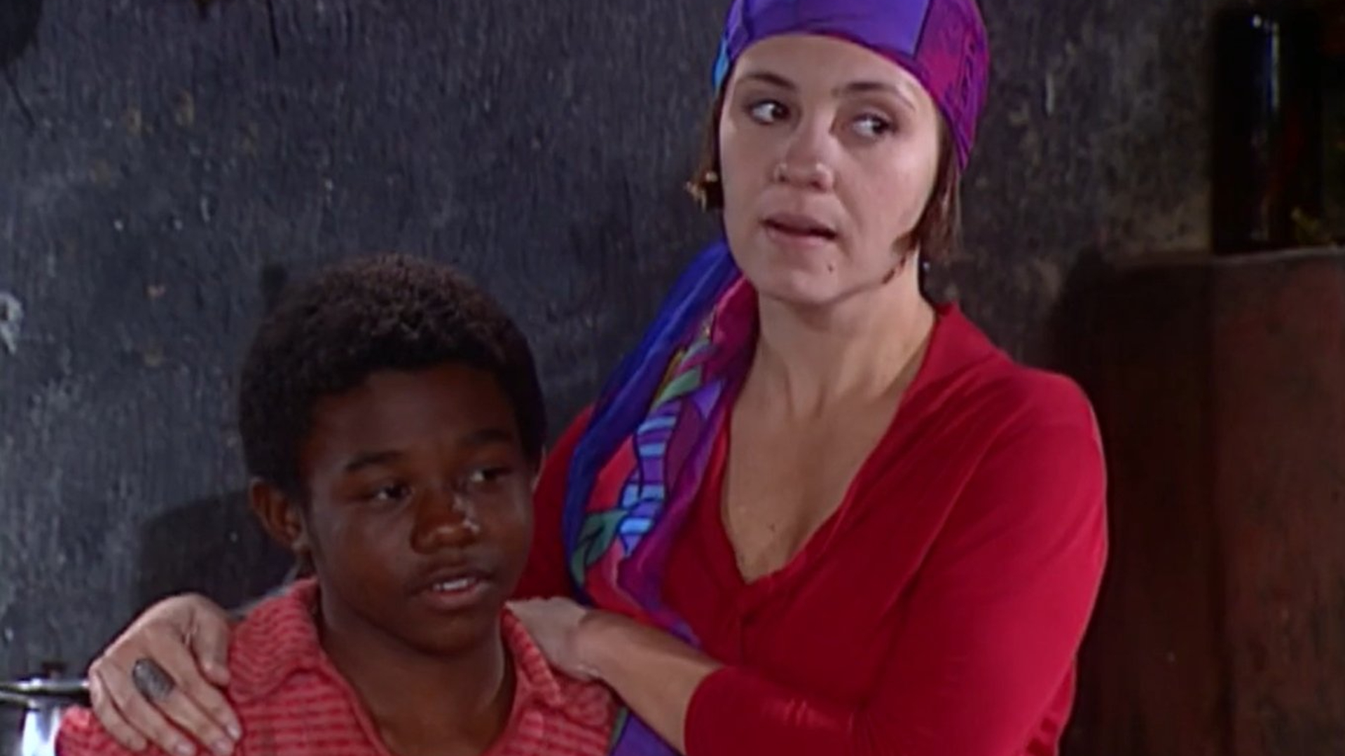 Adriana Esteves e Luiz Antônio do Nascimento nos bastidores da novela "O Cravo e a Rosa" (Reprodução/Globo)