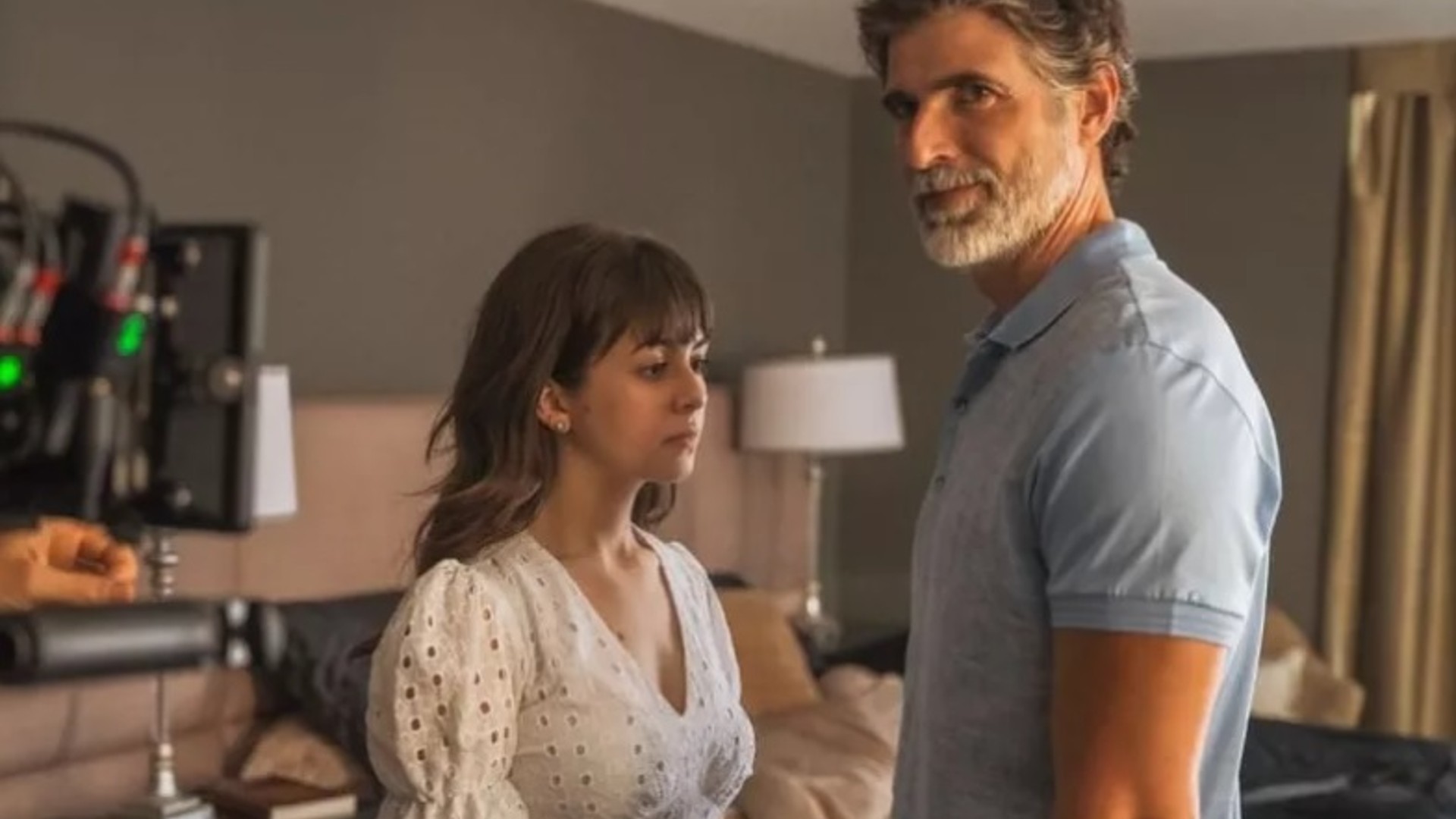 Klara Castanho e Reynaldo Gianecchini na série "Bom dia, Verônica"