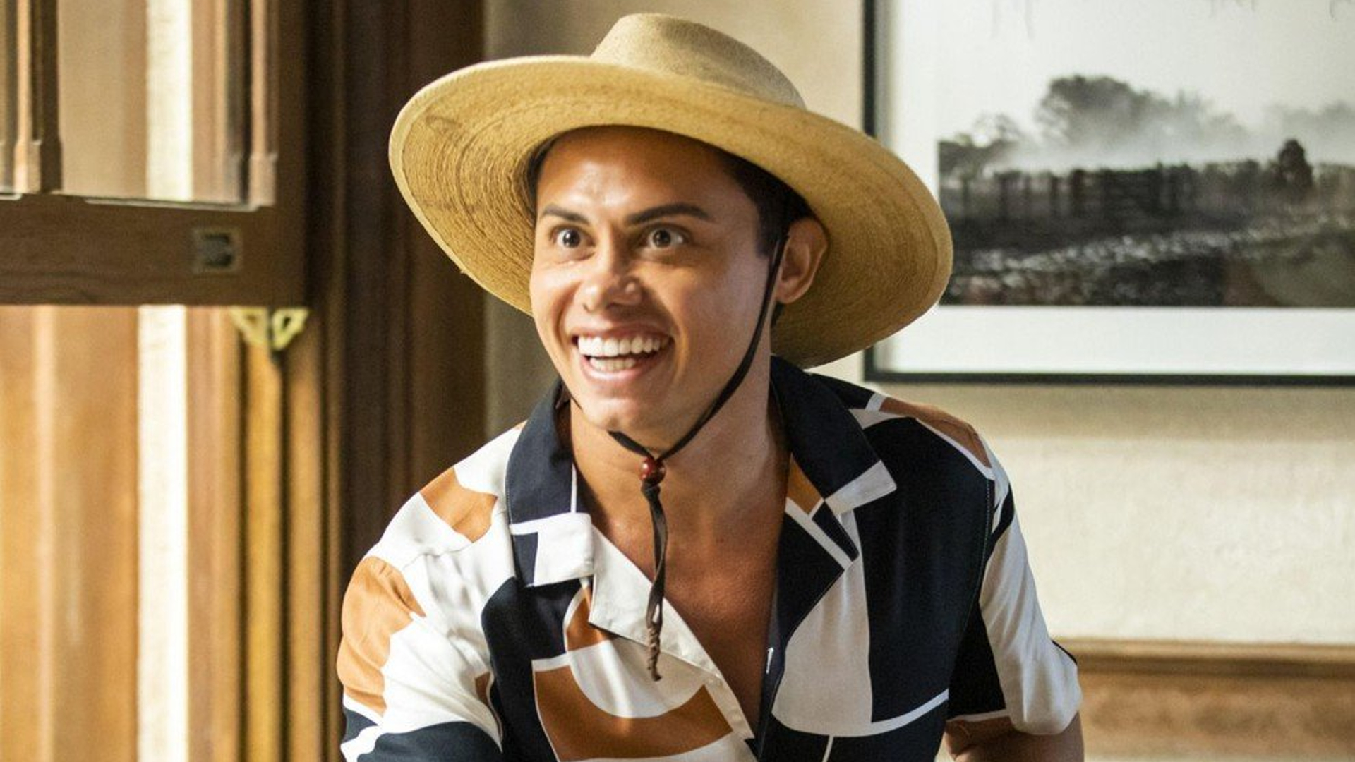 Silvero Pereira posa com dublê de sucuri nos bastidores de 'Pantanal' - João Miguel Junior/TV Globo