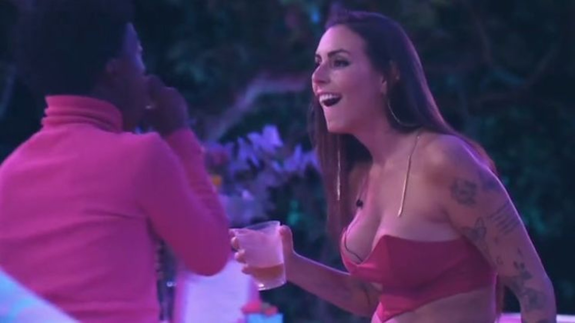Kaik e Ste Viegas durante primeira festa na 'Ilha Record' (Reprodução/PlayPlus)