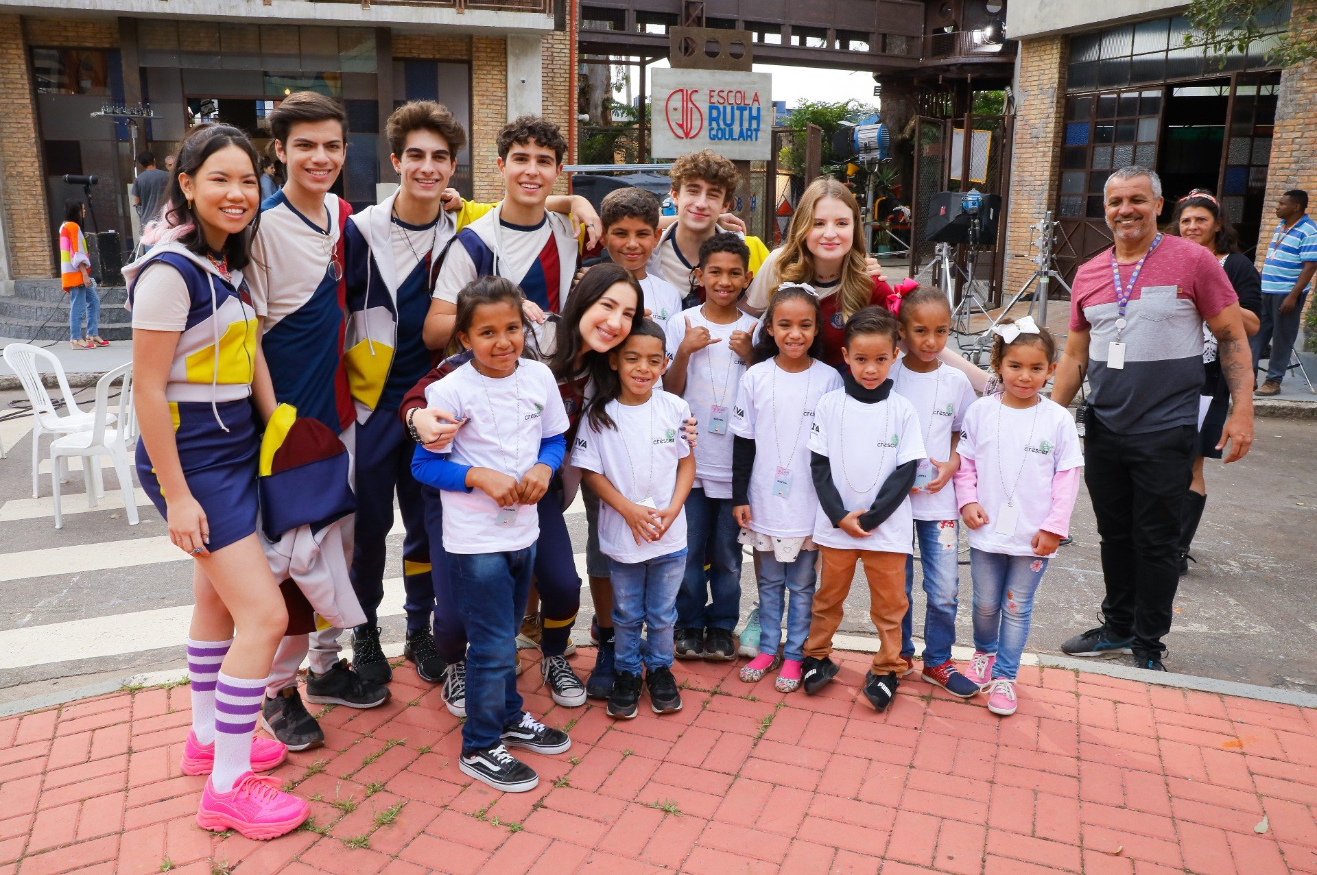 Crianças da ONG AVIVA com elenco de 'Poliana Moça' (Foto: Lourival Ribeiro)