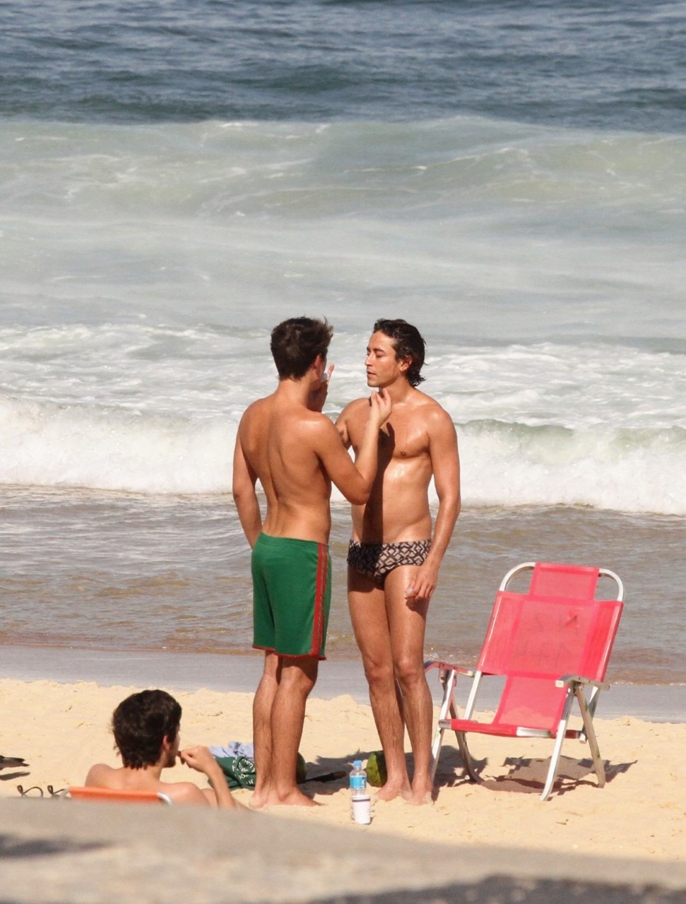 Jesuíta Barbosa surge em clima de romance com rapaz na praia (Foto: Dan Delmiro/AgNews)