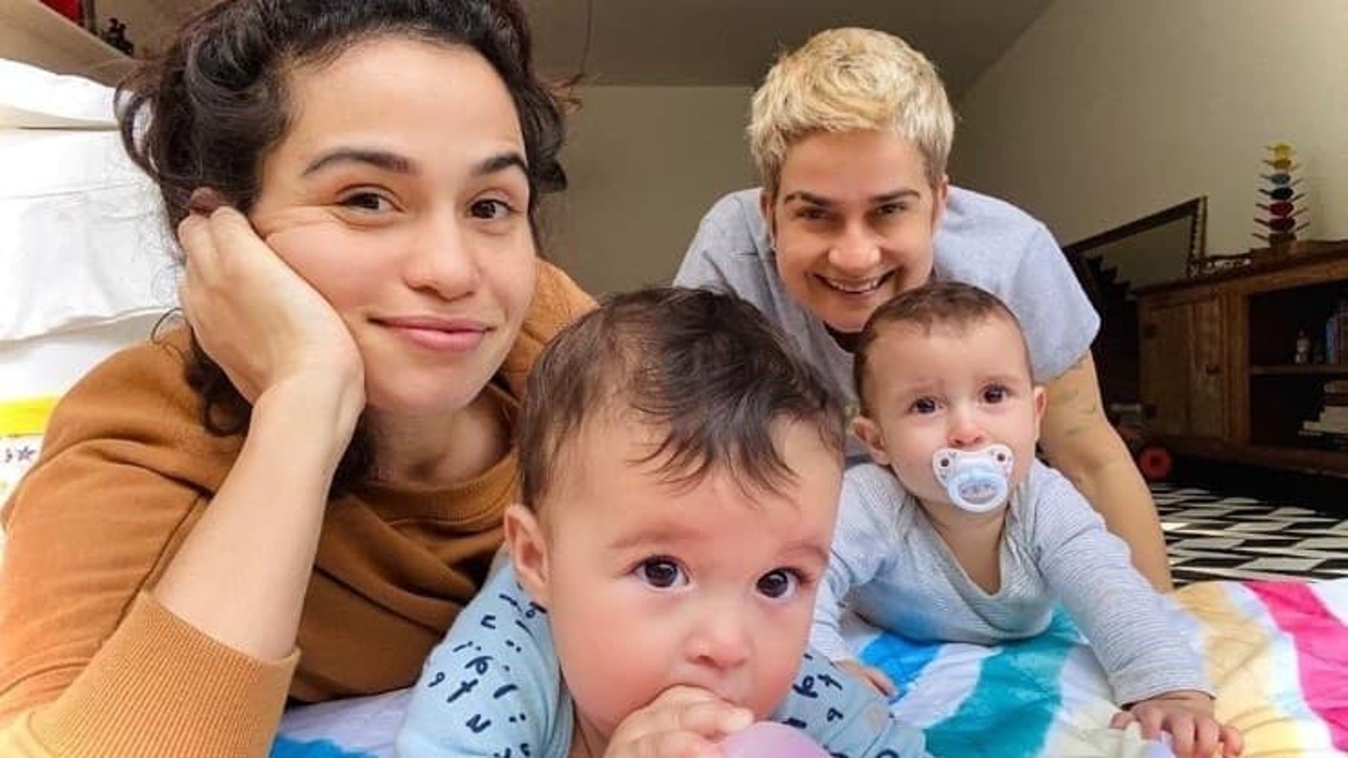 Nanda Costa e Lan Lahn com as gêmeas do casal, Kim e Tiê (Reprodução/Instagram)