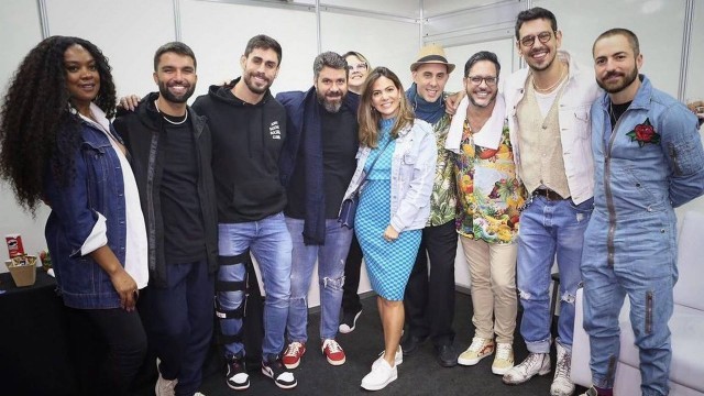 Thales Bretas posa com amigos no camarim do cantor Silva (Reprodução/Instagram)