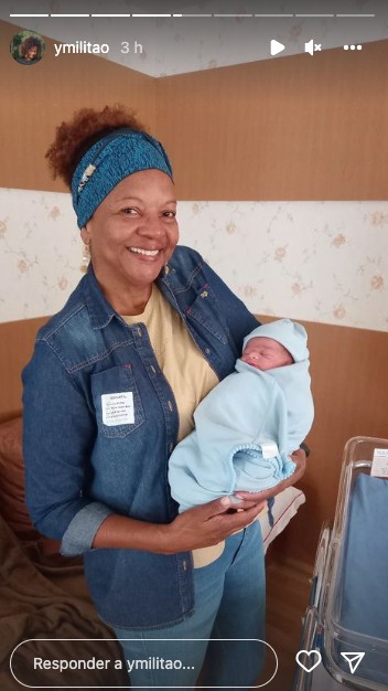 Sogra de Viviane Araújo com o netinho recém-nascido (Reprodução/Instagram)