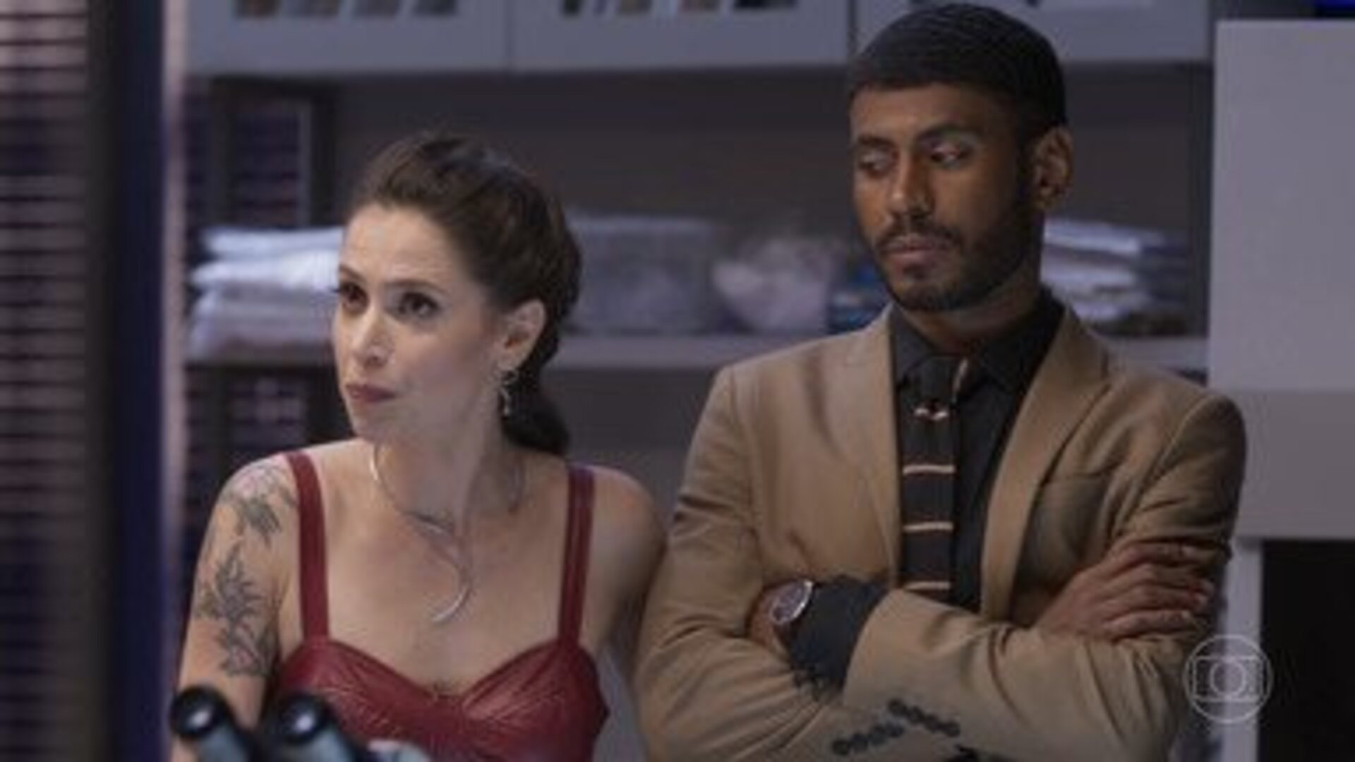 Regina (Mel Lisboa) e Leonardo (Ícaro Silva) em Cara e Coragem - (Reprodução/TV Globo)