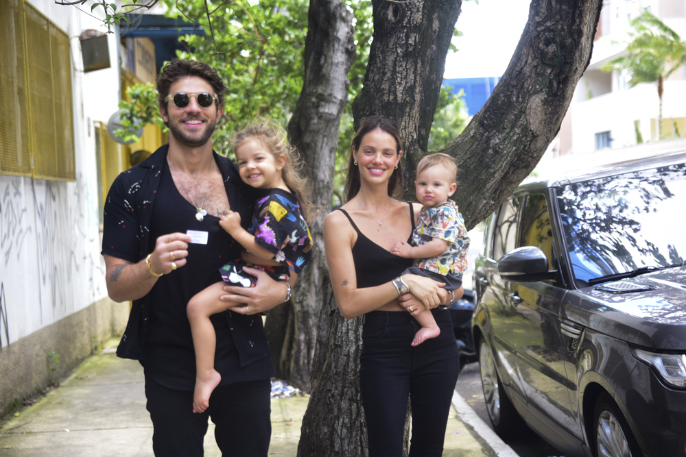 Chay Suede e a família. Reprodução/Agnews