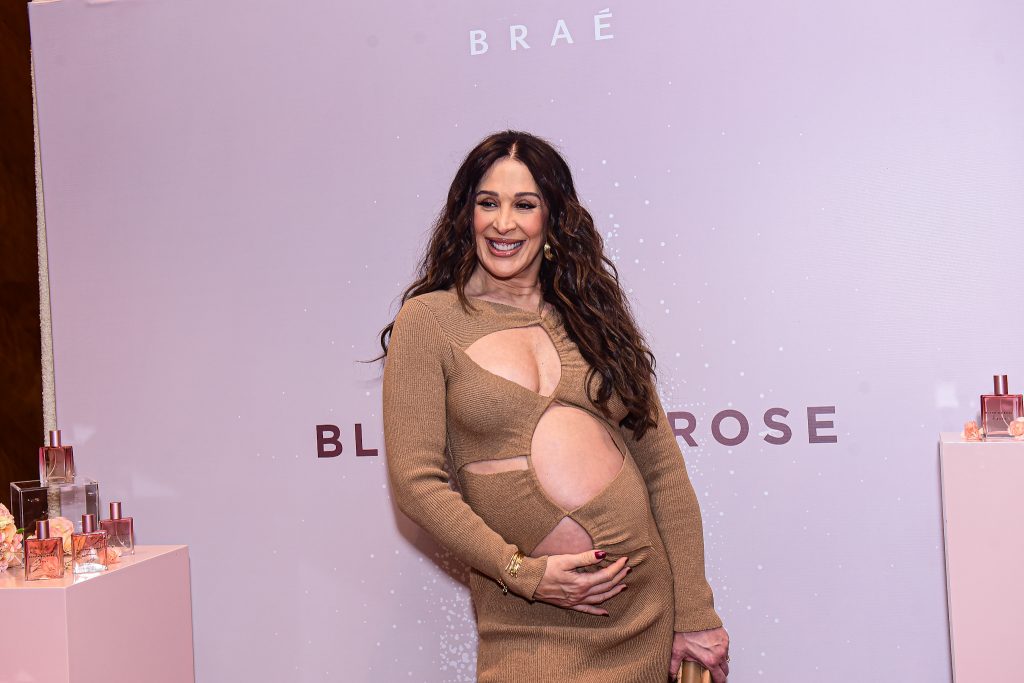 Com look recortado, Claudia Raia exibe barrigão de grávida em evento