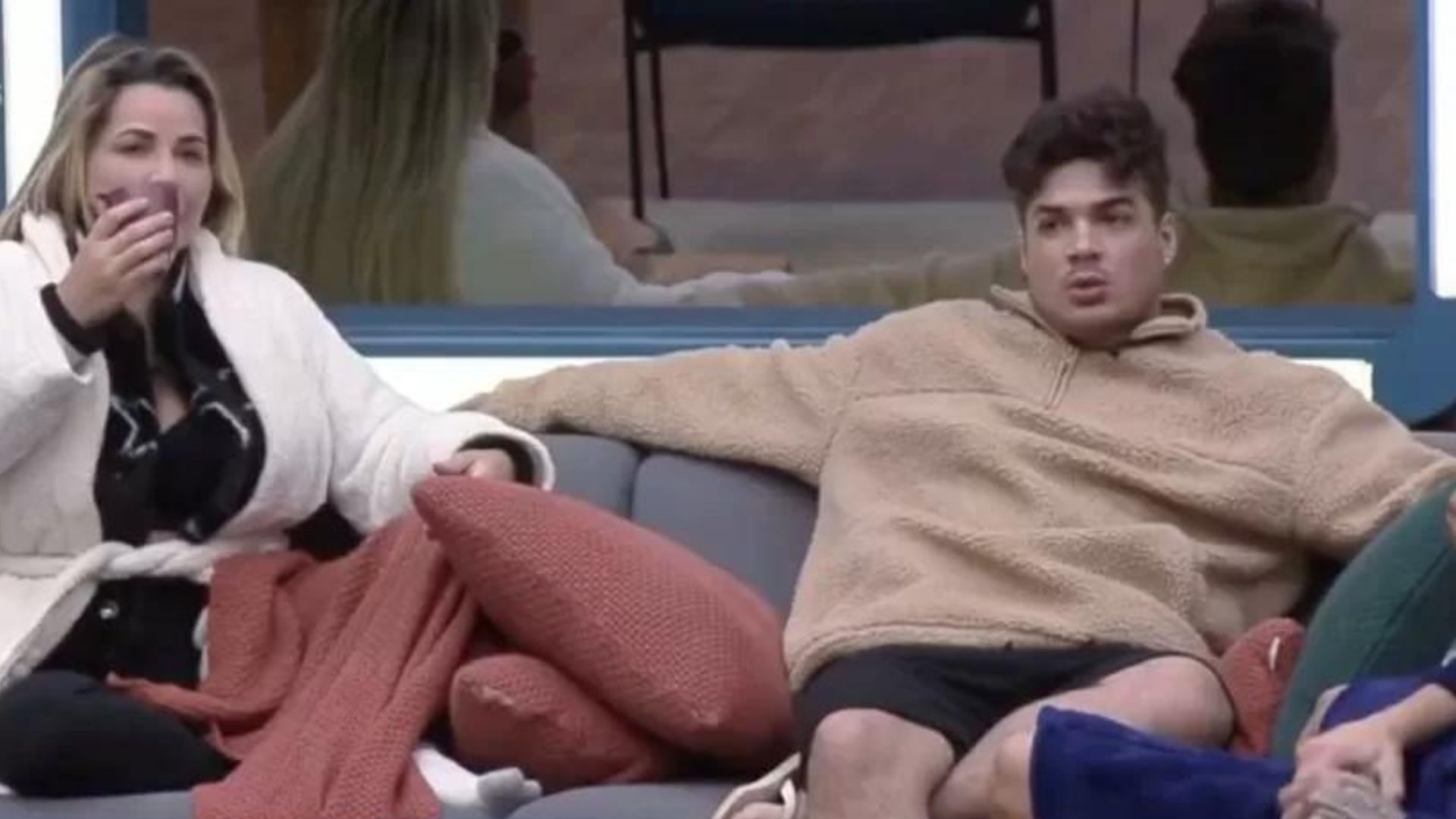 Deolane e Lucas em 'A Fazenda'. Reprodução/Playplus