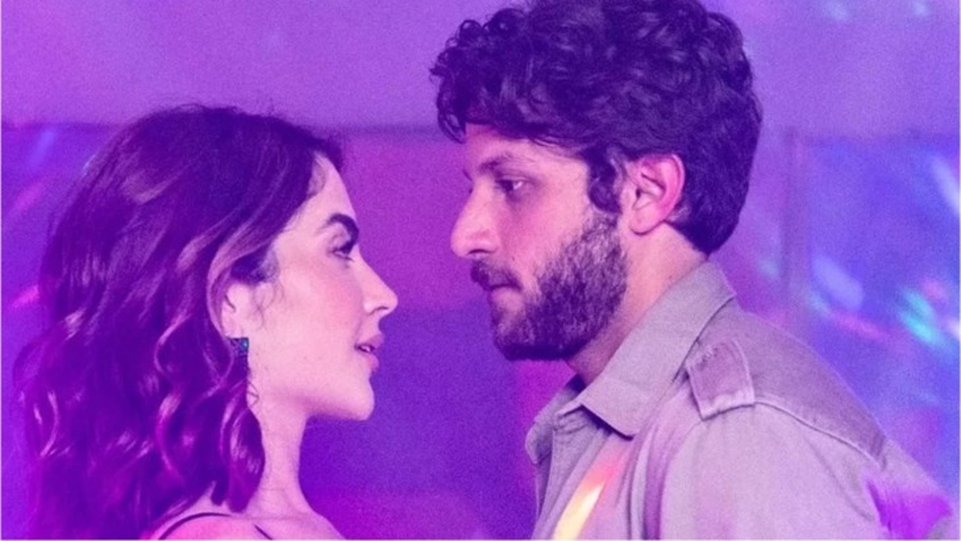 Chiara (Jade Picon) e Ari (Chay Suede) em Travessia