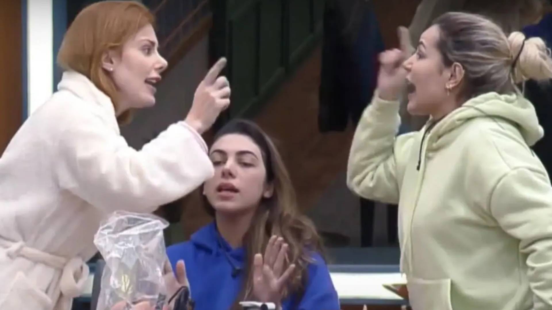 Deborah Albuquerque e Deolane Bezerra trocam ofensas - Crédito: Reprodução/ Record TV