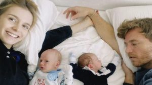 Isabella Scherer e namorado com os filhos gêmeos
