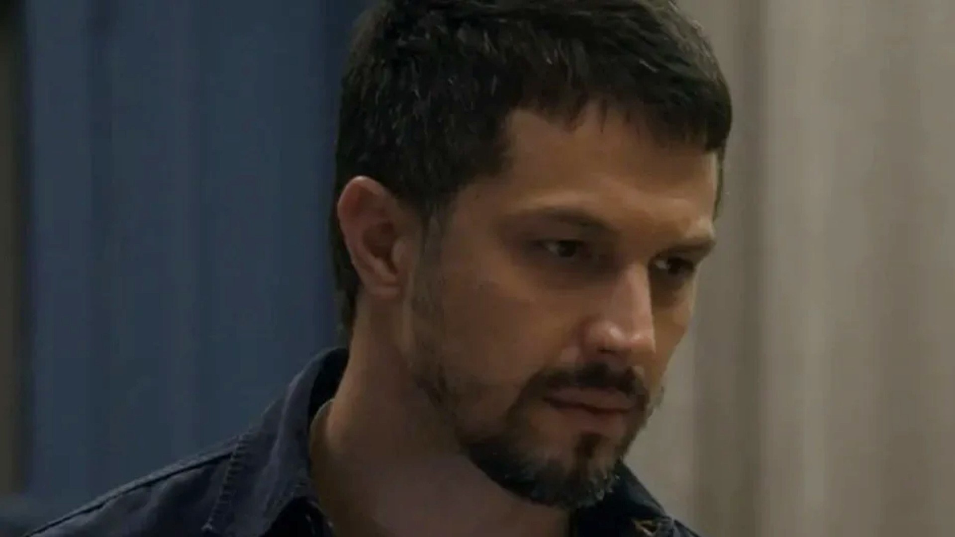 Oto (Romulo Estrela) em 'Travessia' (Reprodução/TV Globo)