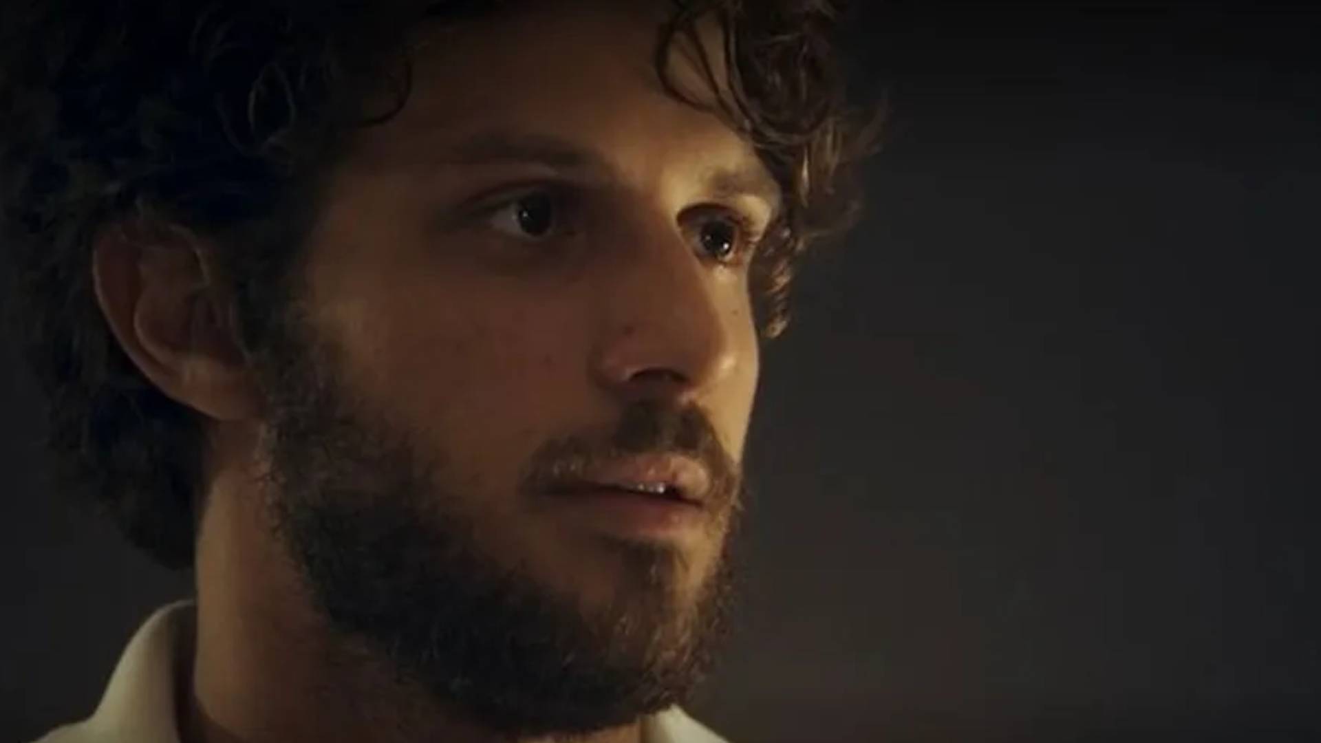 Ari (Chay Suede) descobre que Brisa (Lucy Alves) em 'Travessia' — Foto: Globo