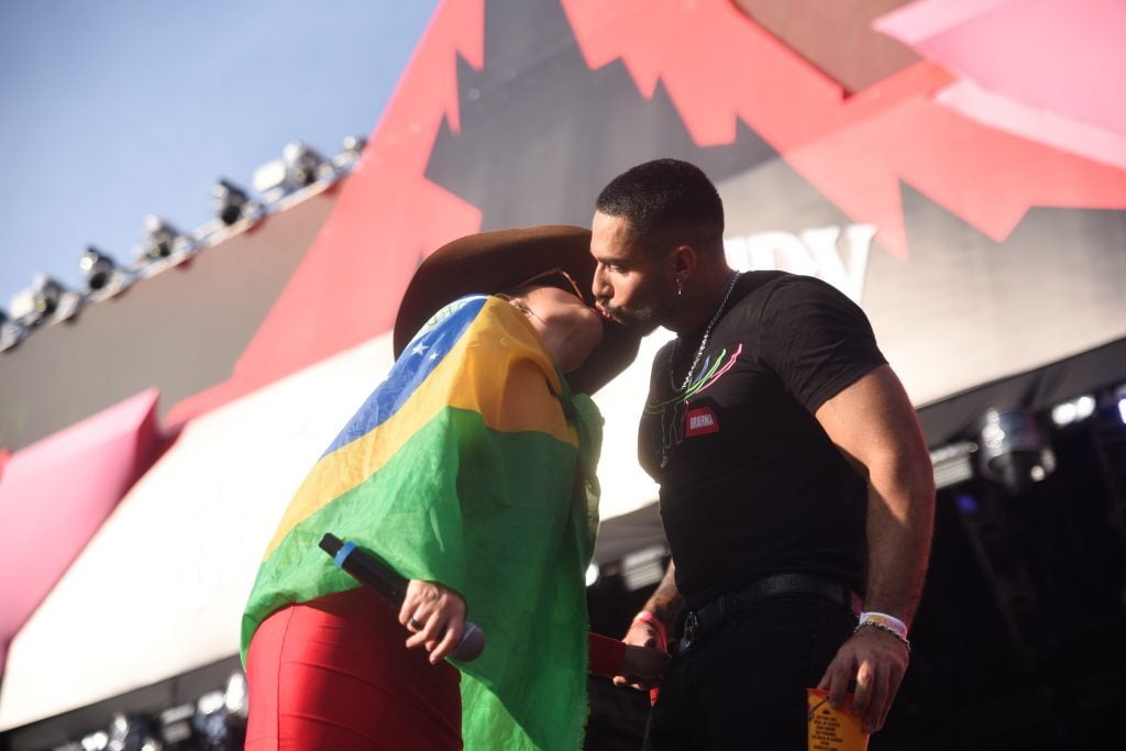 Ex-namorados, Maraisa e Bil Araújo se beijam em show