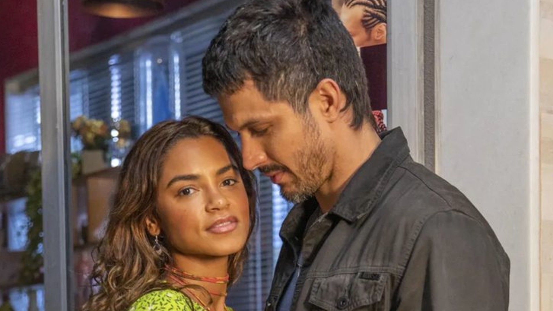 Brisa e Oto em 'Travessia' (Reprodução: Globo/João Miguel Junior)