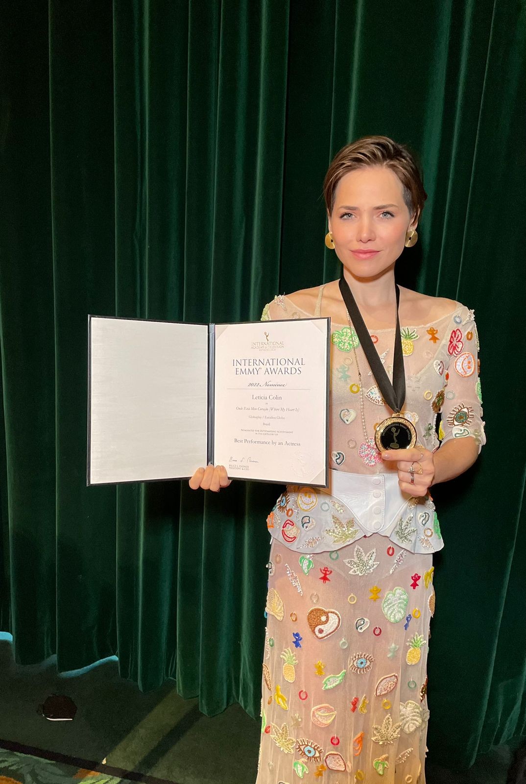 Leticia Colin na cerimônia de entrega de medalha (Imagem/Reprodução)