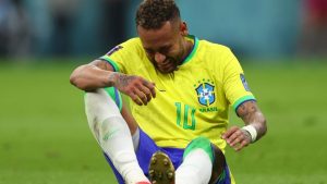 Neymar machuca o tornozelo e deixa o campo na estreia da seleção brasileira na Copa do Mundo